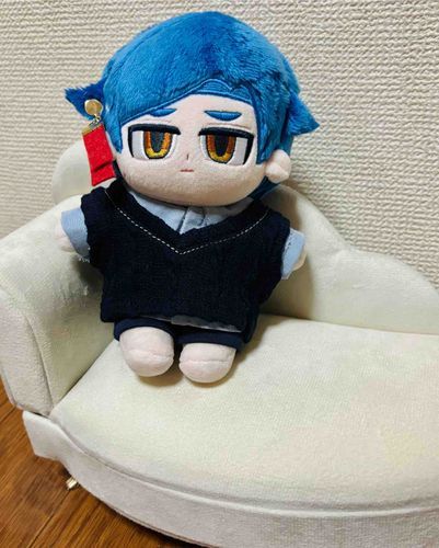 主がSNSで話題になっていたミニチュアソファーを購入したようだ。
生地がふかふかで座り心地が良い。
主が調整して、ぬい2人分のスペースを確保したそうだ。「これで新入りちゃんも座れるね！」と喜んでいた。(オノノ)