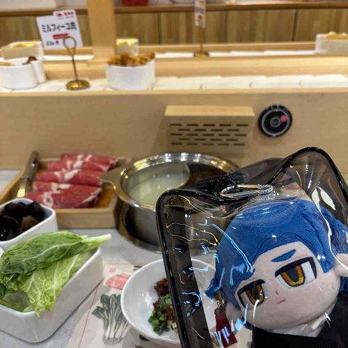 回転火鍋を食べたぞ。さっぱりした豚骨チンタンと辛口の牛骨麻辣がクセになりそうだ....!

具材の名前が一部中国語で、なかなか面白かった。
あと、店員の方に親切にしてもらったらしく、主が感動していたな。

こういう店はもっと流行ってほしいもだ(オノノ)