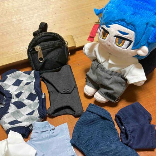 急遽、主の仕事を手伝うことになった。出勤のための服を選んでいるんだが....。似たような服ばかり買っている気がするのは気のせいか....?