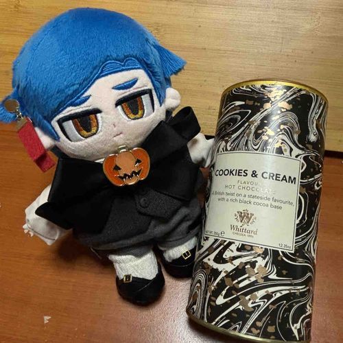 今日はハロウィン....ということで、仮装をしてみた。一緒に写っているのは、主が気に入っているココアだ。クッキーみたいな香ばしい味がするらしい。