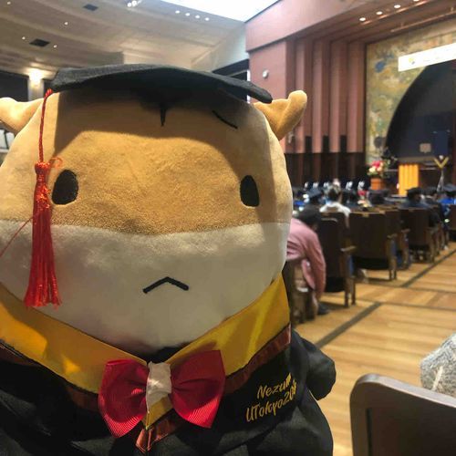 昔の卒業写真を見つかったわ...僕も飼い主と一緒に頑張って勉強した。