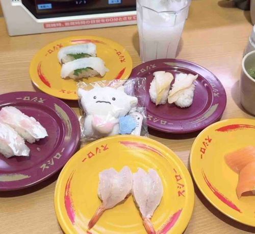 おすし🍣うみゃー！満足。ちょっとつぶ貝小さかった🙃