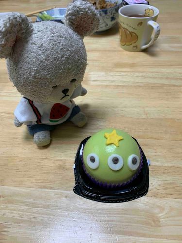 じぃーーーー。
三つ目の宇宙人。
セブンイレブンにいたのをおねだりして、連れてきたの。
中がチョコだから美味しそうだ。