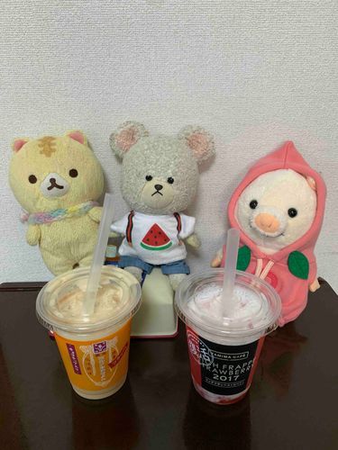 今日、ファミマ行ってきたんだ〜
お外、とろけちゃいそうなくらい暑かった。
だから、キャラメルとイチゴのフラッペ☆ちゅ〜っとすると、ひんやり最高！！
みんなはどっちが好き？
ぴーしゃんはどっちもなんだけど、どーしても選ぶならイチゴだよ。