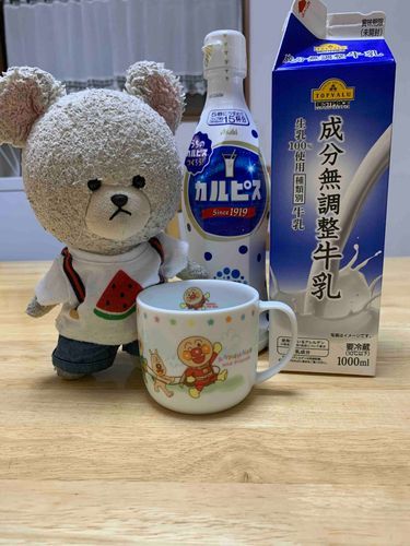 ぴーしゃん、今からカルピス飲むの♪
牛乳で割る派なの。
炭酸水も、お水でも、どれでもいけるタイプだけどね。
ぴーしゃんの大好きなアンパンマンのカップで飲めば、元気１００倍！！