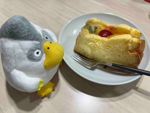 にちようびはおともだちのとうこうみなからおうちでごろごろしてたもじゃ🧸あるじがおかいものにいってる間おるすばんしてたから（置いていかれた😹）おみやげにおやつかってきてもらったもじゃ😻