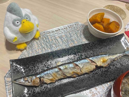きょうはおつきみの日なのにあるじはおだんごかいわすれたもじゃ〜🫩🌕🎑でもさんまとかぼちゃたべてあきをかんじられたもじゃ🌟ちょっとはやめのはろうぃんもじゃ👻🎃さんまはことしにかいめでそろそろラストもじゃね〜🐟