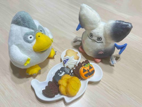 あたらしいかぞくがふえたもじゃー🌟モーモンっていうモンスターで、なまえはニシアザブちゃんっていうもじゃ🦇なまえのゆらいはおくちのはしっこがいつもあがっててとうきょうのみなとくにいるおんなのこみたいだかららしいもじゃ👀アザブちゃんってよんであげてもじゃ😂
きょうはほかのぬいたちにはナイショでふたりでハロウィンクッキーたべたもじゃ🎃
しゅうまつはあるじがおしごとおやすみなのに、ぼくのすんでるばしょはあめばっかりだったからなかなかおでかけできなかったもじゃ🥲