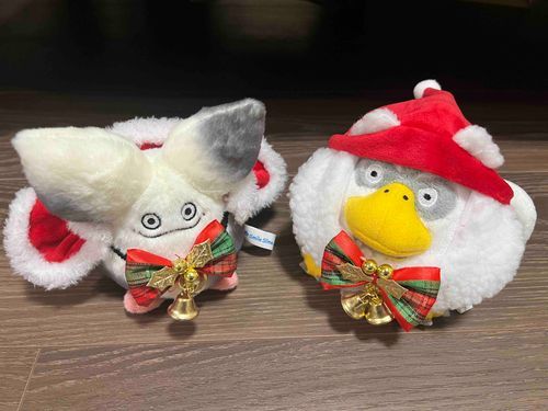にちようびはおうちでくりすますぱーてぃーをするらしいのでぬいたちみんなでじゅんびしてるもじゃー🎅あるじが100きんやすりーこいんでざいりょう買ってくりすますのいしょうをつくってくれたもじゃー✨✨でもあるじはおしごとがいそがしそうでまだつりー🎄だしてくれないもじゃ😂🥹にちようびまでにまにあうかなもじゃ..どきどき💓