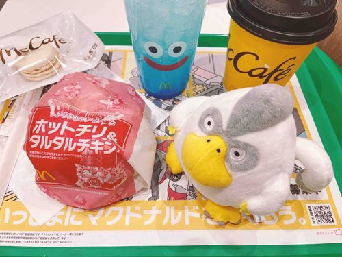 きょうからまっくでドラクエコラボがはじまるというからあるじがおひるにつれていってくれたもじゃー🤩でもぼくのコラボはどこにもなかったもじゃ..🥺スライムくんはにんきものでいいなもじゃ✨あるじには、もけ吉はジェラピケとコラボできたんだからいいでしょって言われたもじゃ🥹
あまいソーダとおっきなチキンのバーガーとマカロンもたべてだいまんぞくもじゃ〜🫶🏻🤤🤍