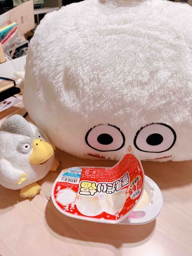 きのうからかんぱがきてゆきがふってるからだいふくくんがうれしそうにしてたもじゃ☃️❄️だいふくくんはゆきがすきみたいもじゃ⛄️🫧ぼくがまえからたのしみにしてたゆきみだいふくもテンションたかめなだいふくくんにはんぶん食べられちゃったもじゃ🥹
ふわもこのみんながすんでるばしょはゆきつもってないもじゃ〜？？さむいのにはきをつけてもじゃ〜😱