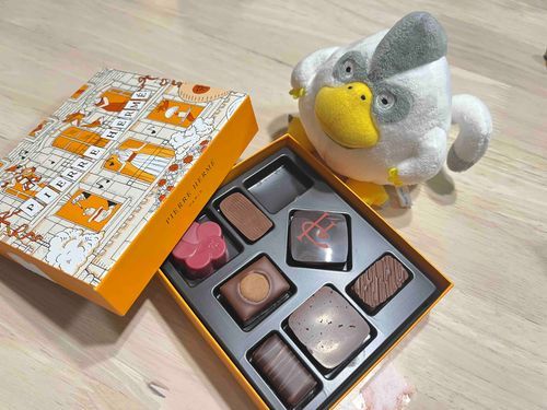 アップするのおくれちゃったけどぼくもバレンタインにちょこもらったもじゃ💝ニンゲンようのサイズだからひとつづつしかだめだよってあるじにいわれたけどがまんできないもじゃ〜🤤