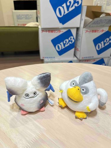 ふわもこのお友だちみんなへ、ずっとこうしんできなくてごめんもじゃ〜🥺じつはあるじがとおくにおひっこしすることになって、ぼくたちぬいもはぐれないようにほごしてもらっていどうになんにちかかかってたいへんだったもじゃ〜💦ゆきがいっぱいふるゆきぐに❄️からとかいにきたもじゃ🗼
あるじもおしごとがあるからまだいそがしそうでぼくたちもそわそわしてるもじゃ😵‍💫
もうちょっとおじかんかかるけどまたかならずふわもこにもどってくるからぼくたちのことわすれないでねもじゃ〜笑🥺✨