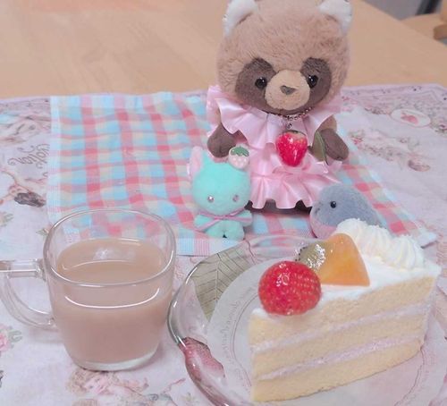 あたらしいおともだちさん✨️💛
きつねのようせいさんの みんとちゃん🍃💚　
もりからとんでやってきた ことりさんのしずくちゃん🩵なんだよ〜！
おいわいに けーきをたべたよ！🍰