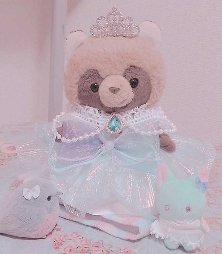 きなこ✨️💛
おひめさまたぬき👑✨️になったんだよ〜💕🏰
かいぬしさんに おひめさまたぬき💛になりたいんだよっていったら きらきらのどれす👗と
てぃあらをかってくれたんだよ❣️✨️
おしろには かいぬしさんとみんとちゃんたちといっしょにすむんだよ💕🏰