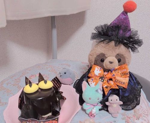 にゃんにゃ〜ん🐈‍⬛💛
くろねこさんのけーきなんだよ！
とってもかわいくて どこからたべるかまよっちゃうんだよ〜💦