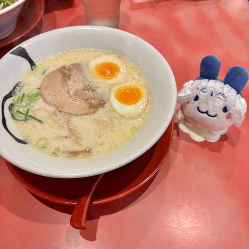 ラーメンを食べに行ったぴょん🍜

こってり系のラーメンが有名な所だったけど、主さんは塩とんこつを選んだぴょん🧂

旦那さんのこってりと1口交換したら、こってりの方が美味しかったって後悔してたぴょん🥕