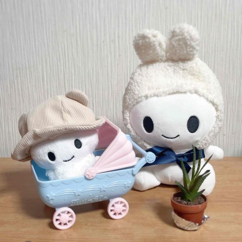 やさうさちゃん　あたらしいふくを　かってもらったみたい。