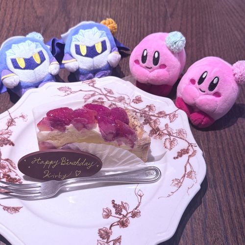 今日はカービィの誕生日🎉
いちごタルトでみんなと食べました！