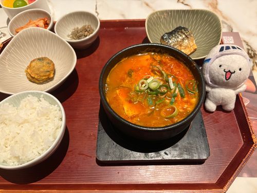 チゲ鍋を食べたよ〜🌶️辛かった〜！！ちなみにここは韓国🇰🇷