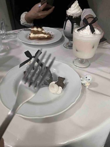カフェ来たよ~ 🍽️ 🖤

(食べかけフォークで隠してます👉🏻👈🏻💦)