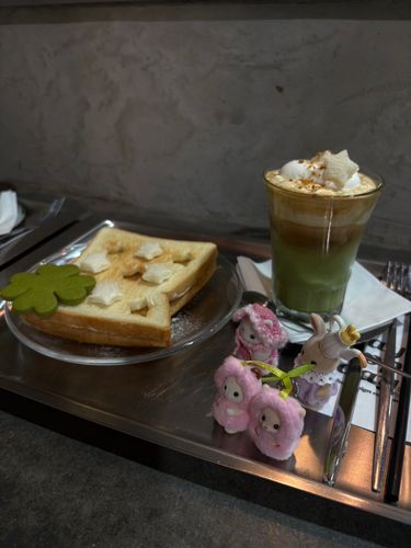 抹茶きなこラテとメロンパントーストとシルバニアちゃん🧁🥨🎶