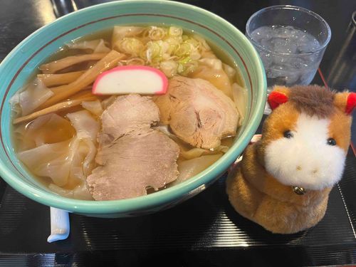 こんばんわ。岩﨑大昇くんの頭の上にいる馬さんです。本日、ラーメンの隣に座らせていただきました。持ち主、ありがたい。良き匂い。