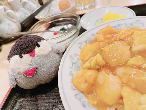 この日はすいかちゃんだけお仕事に着いて行きました。
よく行く中華屋さんでランチしたんだって。
エビチリ美味しそうだねぇ
ひとりでもちゃんとご主人のそばについてあげられるすいかちゃん、偉い！