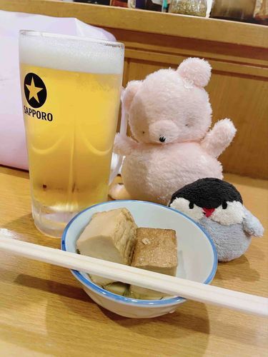 このピンクのくま君は「もち」くんって言うんだ。
たまに一緒にお外に遊びに行ってるんだよ！
すいかちゃんと一緒で、食いしん坊な子なんだ🐻