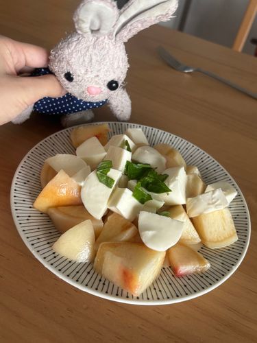 桃のカプレーゼしゃんりんよ🍑