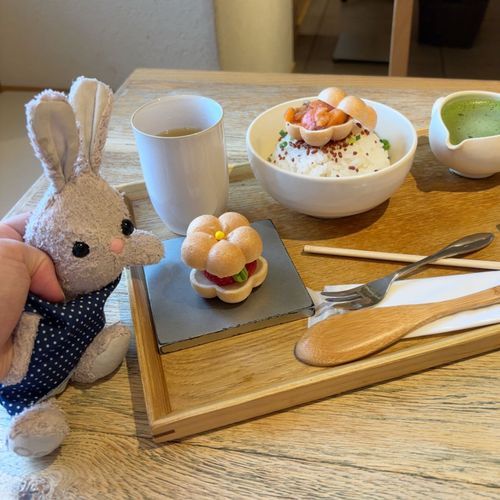 京都駅でおひるごはん食べたけど世界一美味しかった、いちごの酸味と抹茶と白あんの優しい甘さが包み込んでほんとうにおいしい、日本に生まれてよかったりんよ