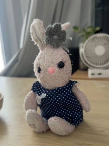 お家の人の友達から毛糸のお花をもらったりんよ！！濃いグレーでりんの美白が引き立つりんよねえ🐰🧶