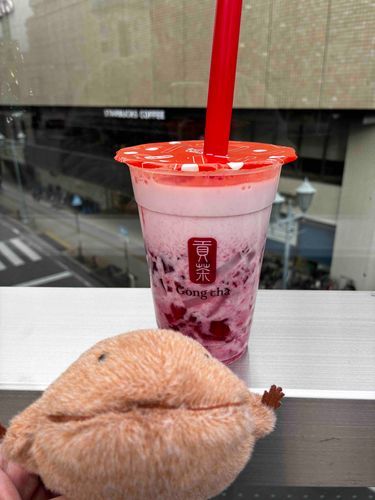 ごんちゃのざくろといちごとミルクのやつのんだよ。期間限定のもおいしいけど、わいはこれがいちばんすきなんだぁ。わいとちがう色だなぁ。あまあま、すっぱ、あまあまでおいしかったよ。