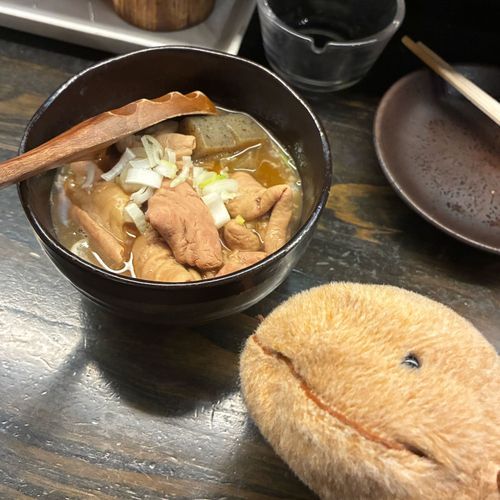 今日はやきとり屋さんのもつ煮食べたよ。トリさんなのかブタさんなのかわからなくなったなぁ。おいしいからどちらでも幸せだよ。わいとおんなじ色だなぁ。あじしみしみでおいしかったよ。