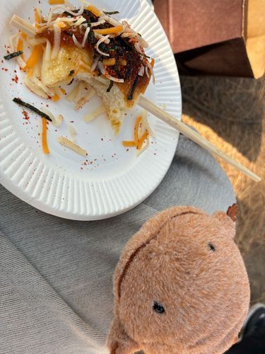 この前焼きまんじゅうフェスに行ってきたよ。群馬の名物、いろんな焼きまんじゅうが集まったフェスだよ。お店のもおんなじ色だったけど、手焼き体験の焼きまんじゅうもおんなじ色だなぁ。自分で味付けしておいしかったよ。