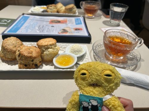 スコーンと紅茶の店にいってきた。食べ飲み放題らしい、最高だな