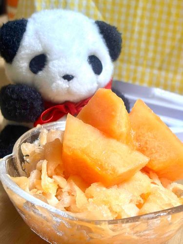 メロンを こおらせて メロンシャーベットを 作ってみた〜！
あまくて ひんやり😋