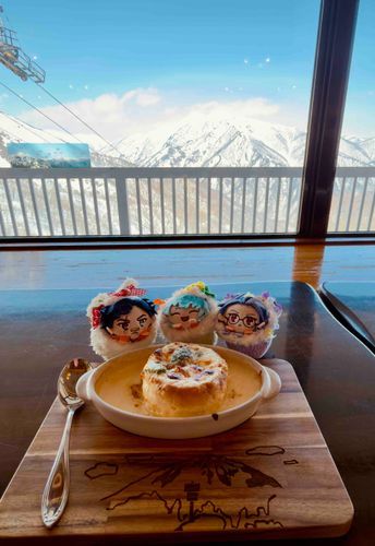 あとスキー場近くのお店に行って、名物メニューのパングラタン食べました🍞✨️
丸いパンの中にグラタンの具材が入ってて美味しかったです😋✨️
谷川岳を一望できる上、パングラタン食べられるとか最高なロケーションでした🤩
