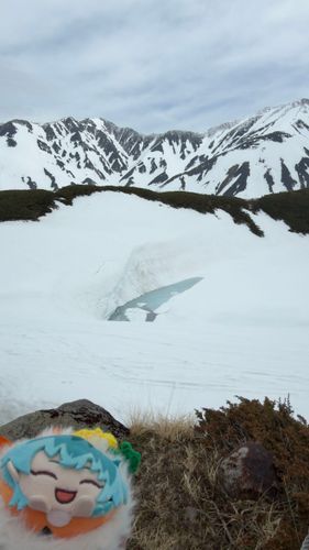 あと室堂にあるミクリガ池。
雪が積もりすぎて、全然溶けきれてないけどね😅
もはや池ですらない😅
そもそも雪の大谷向かうより、こっち行く方がくっそ大変でした🥶
雪に覆われてるし、坂道多めだから下半身の筋肉が死ぬところだった🥶
