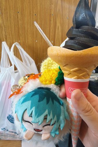 黒部平駅にあるブラックソフトクリーム🍦✨️
味は甘さ控えめのチョコ味でした🍫✨️
黒部平駅は良い撮影スポットがなくて、後ろが散らかってる😅

因みに次は秘境駅でもすごい所行く予定です🚗³₃