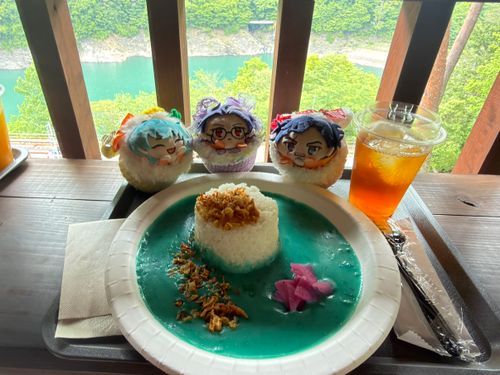 因みにお昼は奥大井湖上駅にあるカフェで食べました✨️
このカフェの名物、蒼い湖上カレー✨️
因みに横のドリンクは川根紅茶っていうこのお店オリジナルの紅茶だそうで。
湖上カレー、見た目凄い色してるけど意外と辛口で美味しかったです😋