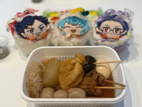 夕食は新東名沼津SA(上り)にて食べた静岡おでん🍢✨️
実はおでん外で食べるのは初めてっていうね😅
コンビニのおでんすら食べた事ないです😅
選んだのは、たまご、もつ串、肉厚しいたけ、なると、ミニフランク、弥次喜多串、餅入り巾着、大根、しらたきです。
東京以外で初めて食べたから見覚えのない具材がチラホラあったので気になるやつだけ全部取っちゃった私😅
おでん自体あまり好きじゃなかったけど、どれも美味しくて良かったです😋
(ゆで卵は朝食食べたのにまた食べてる😅)