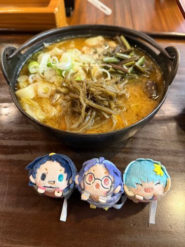 甲府駅近くにある小作っていうほうとう料理店に行ってきた。
彼氏オススメなんだが、ここの名物の南瓜ほうとう美味しかった😋
ここのほうとうはこの鍋のような容器そのままで持ってくるのね😅
というか、具材が大きくて私の口では入り切らないほど大きかった😱💦
次来た時は名物の鳥もつ煮と馬刺しを食べたいな🤤
