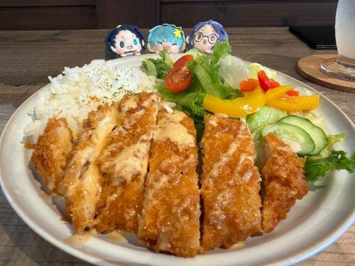 あと甲府行く前、朝早くから勝沼ぶどう郷駅に行って7月末にオープンしたばかりのカフェに行ってきた✨️
日替わりランチプレートだけど、サラダたっぷりだし、カツがサクサクで美味しかった✌️✨️