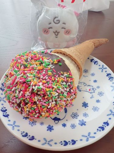 相模原のレトロ自販機寄ったついでにオギノパンにも行ってきた。
チョコアイスパンらしいけど、パンをコーンに突っ込む発想はなかった(　ﾟдﾟ)
そして大量のカラースプレー🌈✨️