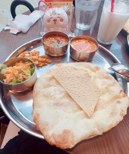 映画の後はインドカレー屋に行きました。
別に映画を見てカレーが食べたかった訳じゃないの🤣
数年ぶりに来たけど、チーズナンのチーズ感が減ってて寂しい感じがしたな😞
カレー自体は相変わらず美味しいんだけど😞