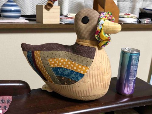 あら！お祖母様がシュシュをカモさんのクチバシに！🦆🦆🦆🥰💘