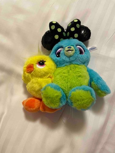旅行中のご主人から写真が届いたぬ。バニーちゃんがちっちゃくなってるぬ！隣の黄色い子は誰ぬ？？早く帰ってきてぬ〜！！