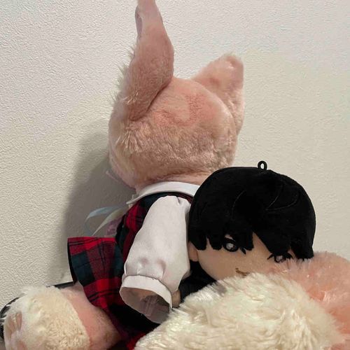 あら？さっきまで一緒に遊んでたのにどこに行っちゃったの？
（ながいしっぽに巻き込まれた！もふもふであったかいけどくるしいかも…）