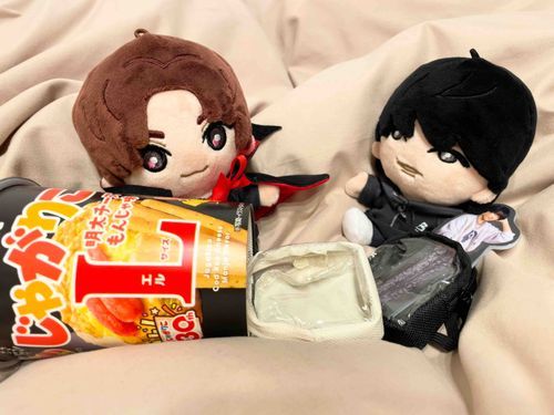 🦅
京本俺ら主と一緒におでかけするみたいだから準備するよ！
🦇
俺じゃがりこ持ってきたい！
あとかっけぇ翼の付いたコートも着てく！
🦅
あなたそれ収まらないでしょうよ。しかもLかよ！
あとその服さ、今回は着てくのやめない？

（ほくぬいもアクスタ全然おさまってないよ）